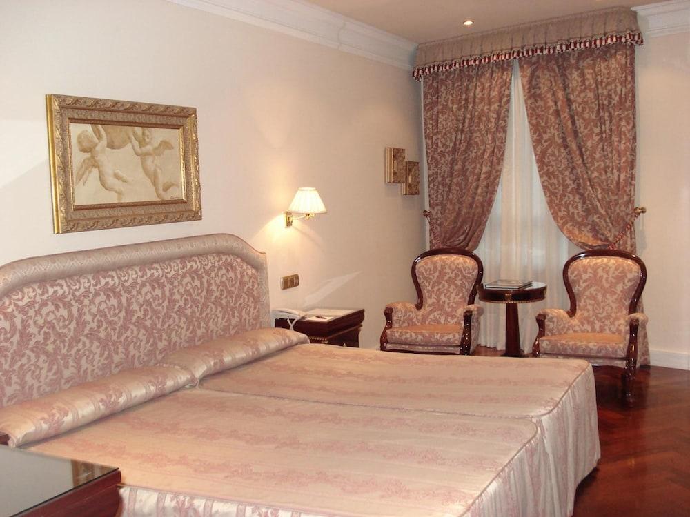 Hotel Alameda Palace Salamanca Kültér fotó A room at the hotel