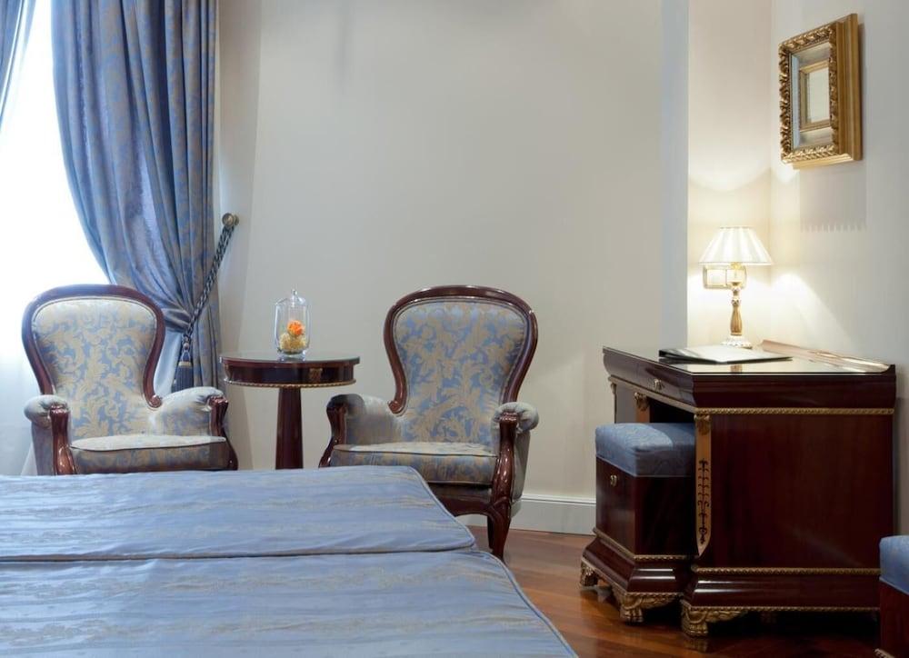 Hotel Alameda Palace Salamanca Kültér fotó A room at the hotel